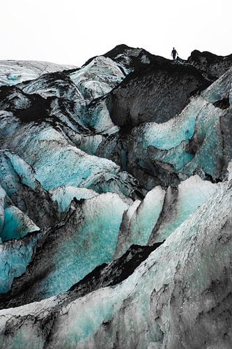 Blauwe ijsberg van een IJslandse gletsjer van Laura Wubben