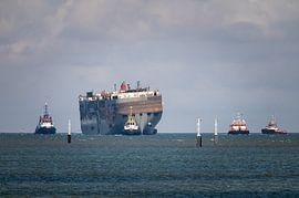 Rampschip Fremantle Highway van Jan Georg Meijer