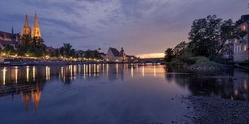 Kathedraal en stenen brug van Regensburg, Beieren aan de rivier de Donau van Robert Ruidl