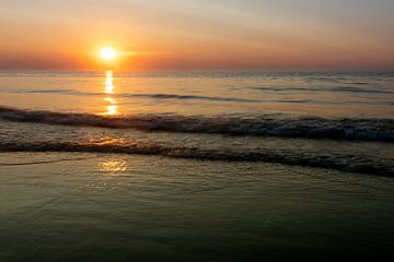 Zomer en zonsondergang aan zee