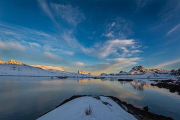 Fjord Lofoten au coucher du soleil sur Maik Richter