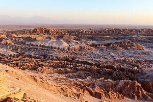 De Valle de la Luna in Chile tijdens zonsondergang