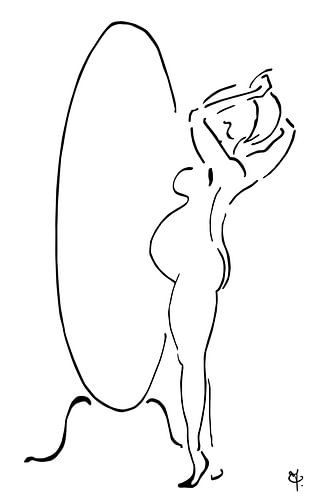 Vor dem Spiegel stehend schwanger