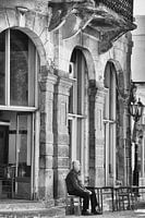 oude man op straat