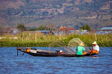 De vissers van Inle Lake in Myanmar van Roland Brack