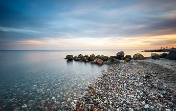 stenen strand in het avondlicht