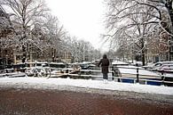 Das verschneite Amsterdam auf den Grachten in den Niederlanden von Eye on You Miniaturansicht