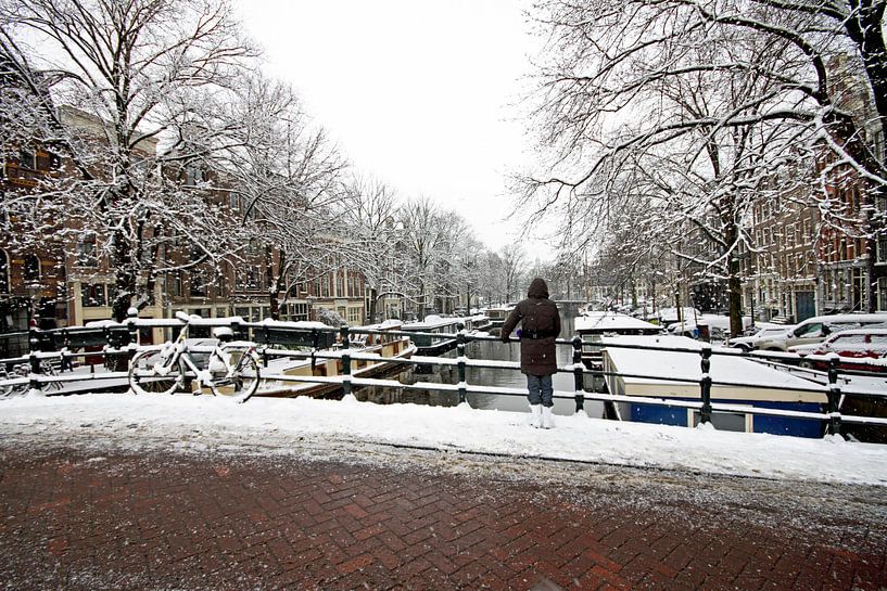 Das verschneite Amsterdam auf den Grachten in den Niederlanden von Eye on You