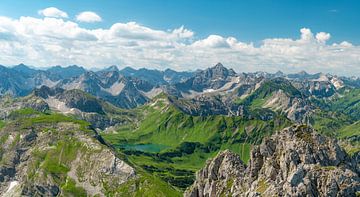 Uitzicht over de Schrecksee naar de Hochvogel en de Allgäuer Hoge Alpen van Leo Schindzielorz