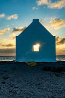 Slavenhuisje bij witte Pan op Bonaire bij zonsondergang