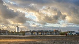 Vuurtoren en strandhuisjes in Katwijk van Dirk van Egmond