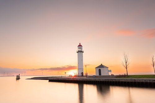 Vuurtoren bij zonsondergang van Louise Poortvliet