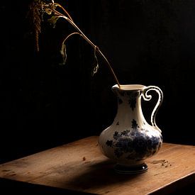 Stilleben mit Vase und verwelkter Blume von SO fotografie