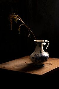 Stilleben mit Vase und verwelkter Blume