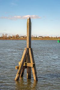 Hölzerne Dückdalben in einem holländischen Fluss von Ruud Morijn