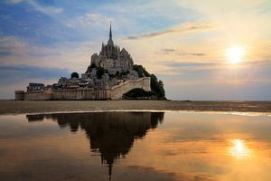 Mont Saint-Michel tijdens zonsondergang met reflectie van Dennis van de Water