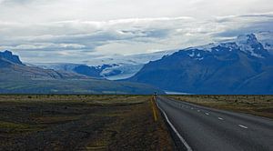 Islande, paysage avec glacier et montagnes en cours de route