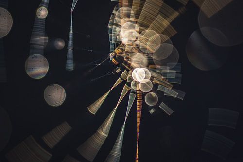 Gouden Magie: Een Dans van Licht en Draden