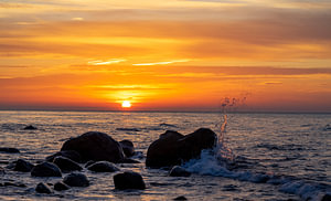 Küstenlandschaft auf Rügen am Strand bei Sonnenuntergang am Kap Arkona