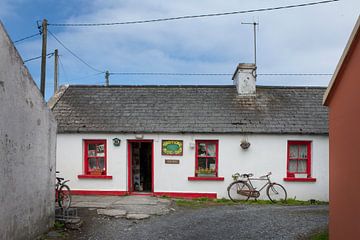 Klein winkeltje met fiets in Ierland. van Albert Brunsting