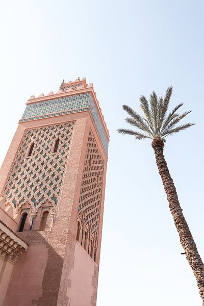 Roze Kasbah Moskee Met Palmboom In Kleurrijk Marrakech van Henrike Schenk