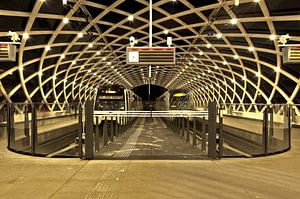 The Hague Central station by Night sur Rien Gieltjes