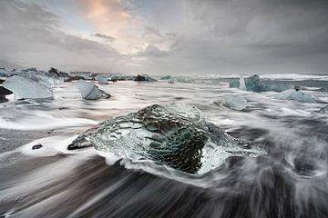 Blok ijs op het zwarte strand van Ralf Lehmann