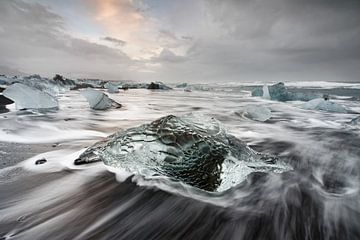 Bloc de glace sur la plage noire