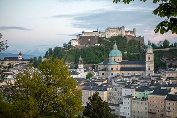 Salzburg - Uitzicht op de oude stad en de vesting Hohensalzburg van t.ART