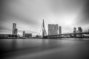 Rotterdam, Erasmusbrug, prachtig in zwart wit van Patrick Verhoef