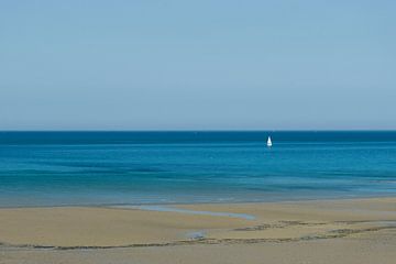 zee en strand, horizon panorama met zeilboot van Patrick Verhoef