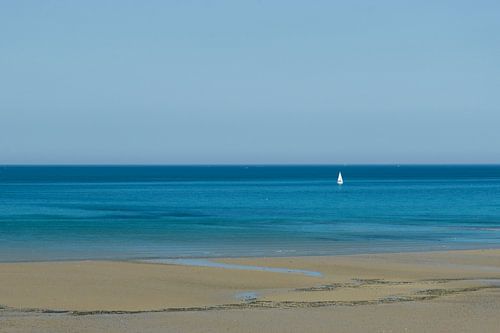 zee en strand, horizon panorama met zeilboot
