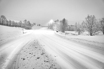 Noors hooggebergte, besneeuwde bergen en landschap in zwart-wit van Martin Köbsch