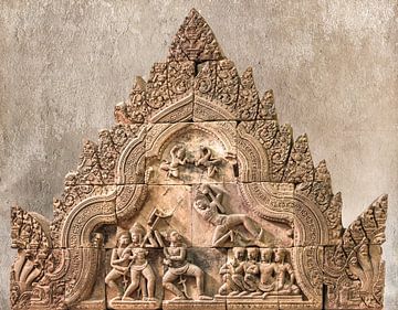 Strijdtafereel in steen in de tempel, Cambodja van Rietje Bulthuis