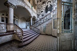 Treppenhaus mit Kunst an der Wand