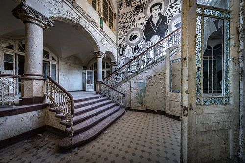 Trap met kunst op de muur