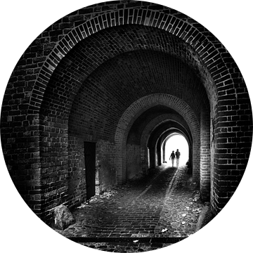 twee mensen lopen samen als een stel door een oude donkere bakstenen tunnel naar het lichte, toekoms van Maren Winter