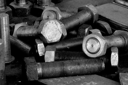 Object in verlaten industriële ruimte (5 van 7)