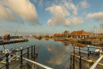 Hindeloopen haven weerspiegeld in het water van het IJsselmeer van KB Design & Photography (Karen Brouwer)