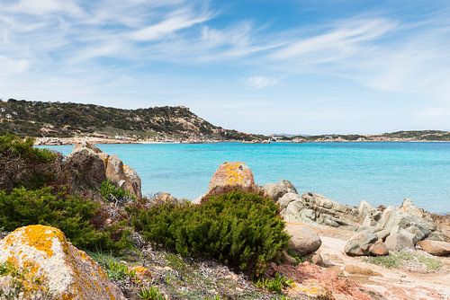 rochers sur l'île de Maddalena, près de la Sardaigne avec une belle baie, de l'eau bleue et des plan