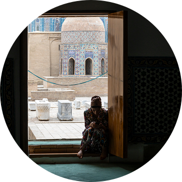 Vrouw bij Shah i Zinda in Samarkand in Oezbekistan van Daan Kloeg