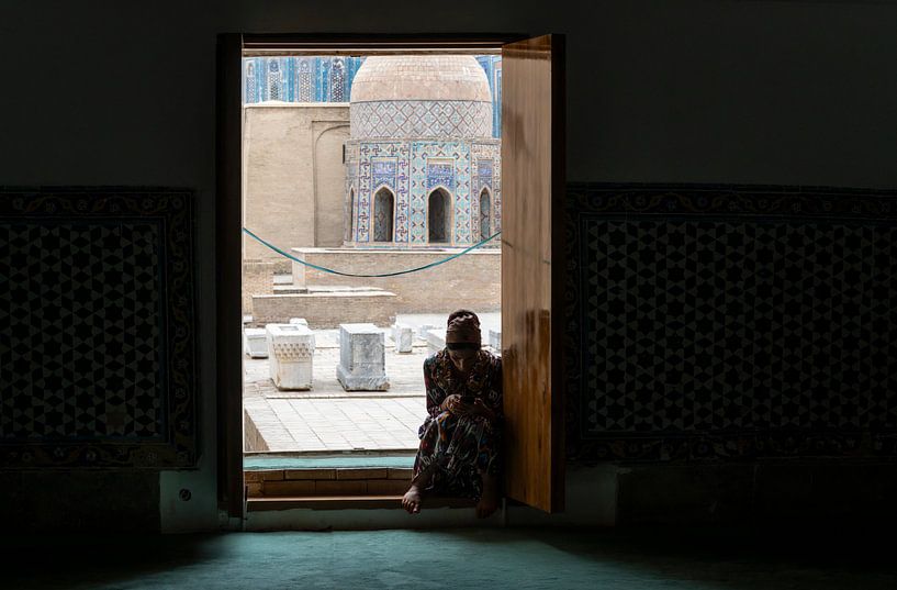 Frau bei Shah i Zinda in Samarkand in Usbekistan von Daan Kloeg