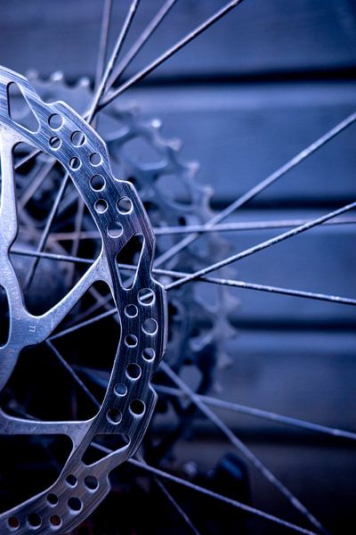 Remschijf op een Scott spark 950 mountainbike. van Christa Stroo fotografie