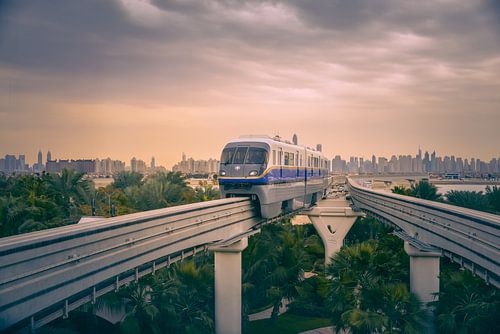 Monorail met skyline Dubai op de achtergrond