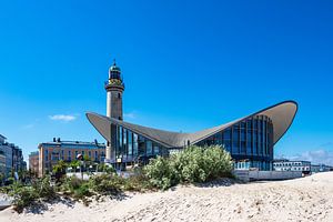 Gezicht op de vuurtoren met Teepott in Warnemünde van Rico Ködder