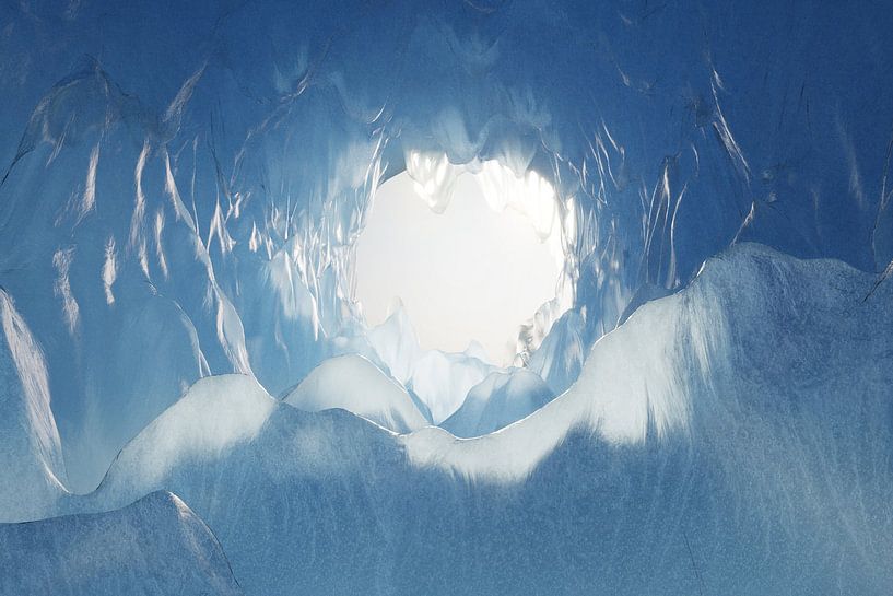 Eishöhle wird durch Sonnenstrahlen erhellt von Besa Art