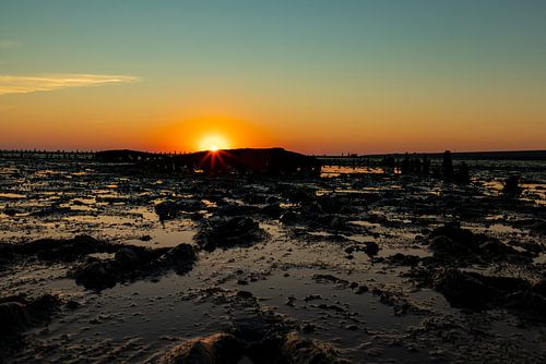 Waddenzee, zonsopkomst bij Paesens Moddergat (Scheepswrak van Wierum)