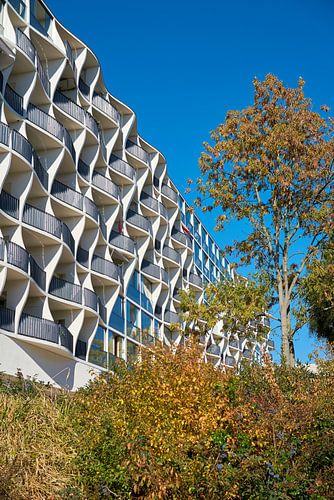 Gevel van een gerenoveerd geprefabriceerd gebouw in Maagdenburg