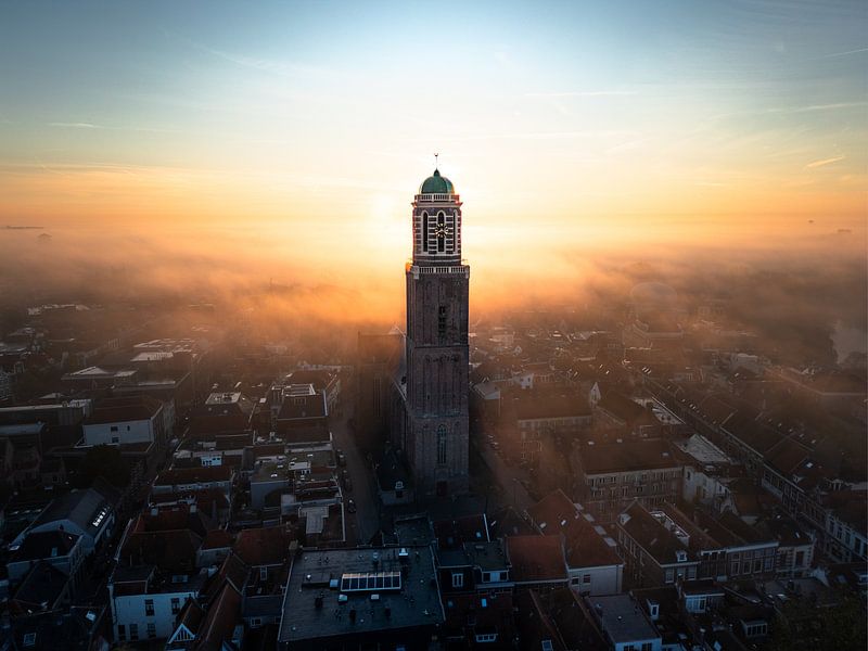 De Peperbus tijdens de mist in Zwolle van Bas van der Gronde
