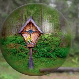 Wegkreuz im Wald von Leopold Brix